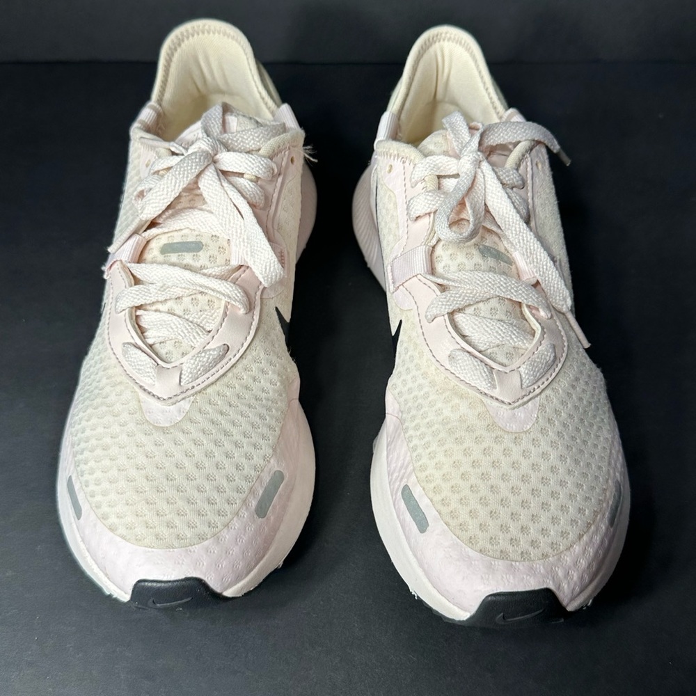 Women's pink  cream Athletic Shoes size10 pre owned Exellent conditions